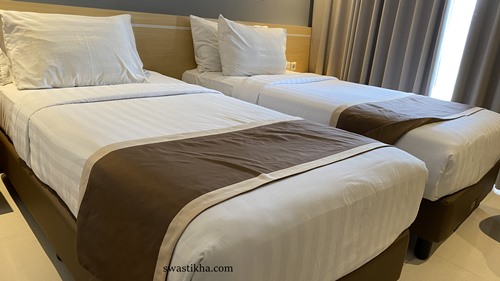deluxe twin bed room hotel